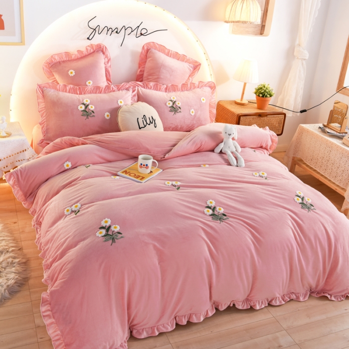 91家纺网 家纺一手货源 找家纺 唐人居 2025新款宝宝绒毛巾绣雏菊系列四件套冬恋雏菊-玉色