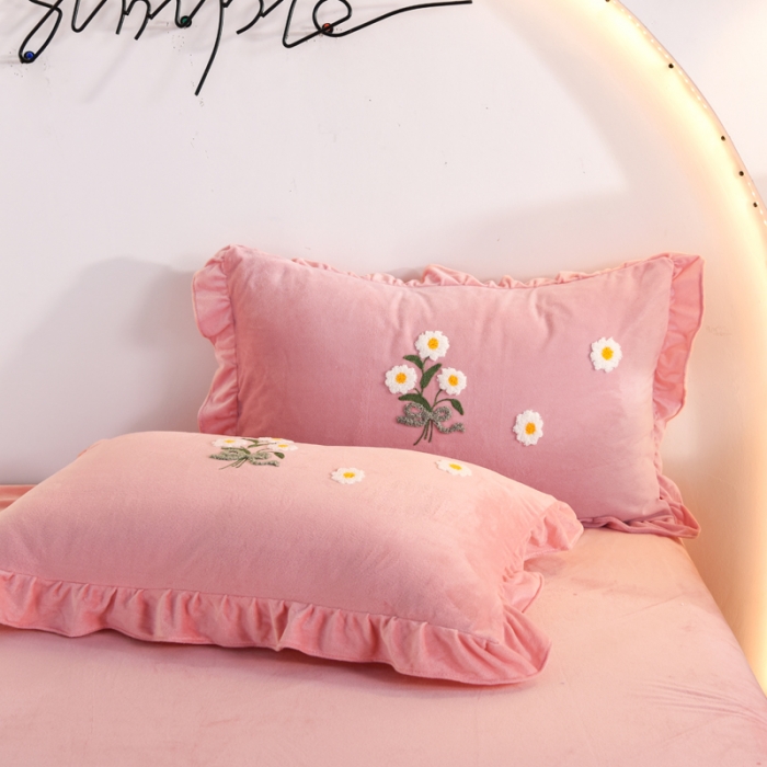 91家纺网 家纺一手货源 找家纺 唐人居 2025新款宝宝绒毛巾绣雏菊系列四件套冬恋雏菊-玉色