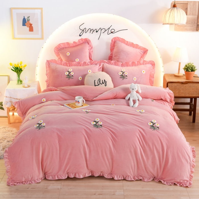 91家纺网 家纺一手货源 找家纺 唐人居 2025新款宝宝绒毛巾绣雏菊系列四件套冬恋雏菊-玉色