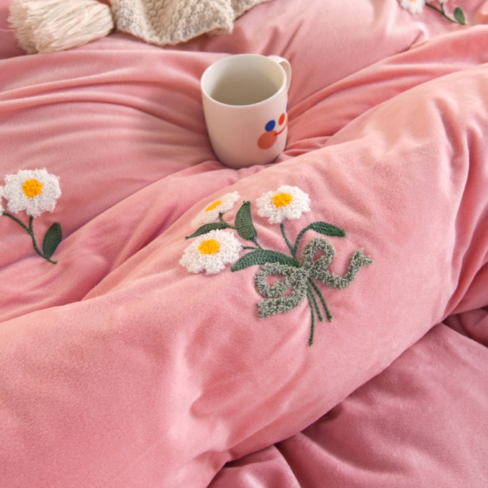 91家纺网 家纺一手货源 找家纺 唐人居 2025新款宝宝绒毛巾绣雏菊系列四件套冬恋雏菊-玉色