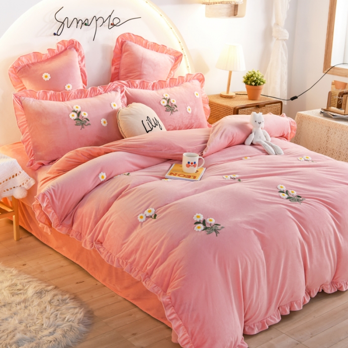 91家纺网 家纺一手货源 找家纺 唐人居 2025新款宝宝绒毛巾绣雏菊系列四件套冬恋雏菊-玉色