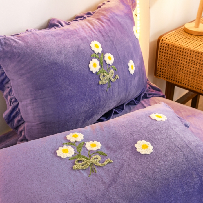 91家纺网 家纺一手货源 找家纺 唐人居 2025新款宝宝绒毛巾绣雏菊系列四件套冬恋雏菊-紫色