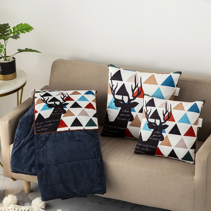 91家纺网 家纺一手货源 找家纺 宝马家纺2022多功能加厚荷兰绒水晶绒数码印花抱枕被 时尚鹿