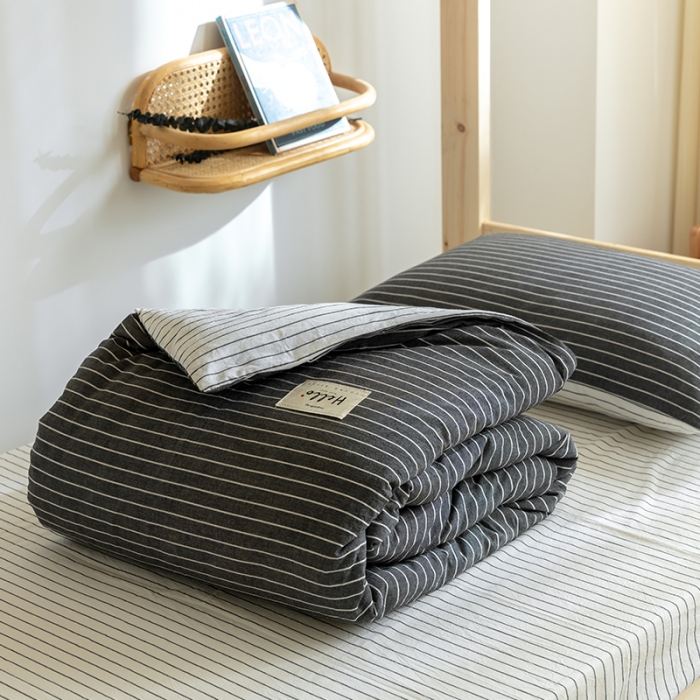 91家纺网 家纺一手货源 找家纺 寐眠 2021新款全棉水洗棉无印学生三件套四件套 灰白细条