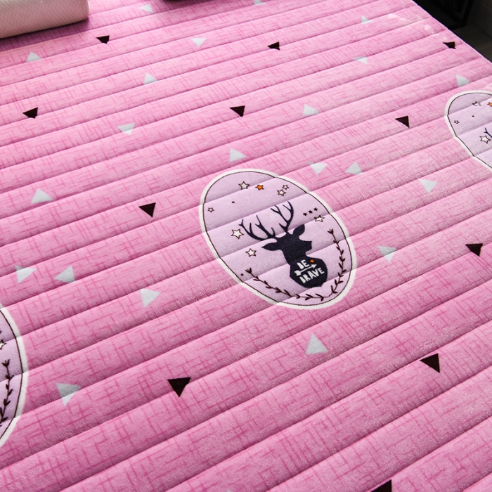 91家纺网 家纺一手货源 找家纺 富威堡 2023新款牛奶绒硬质棉床垫 一鹿为伴粉