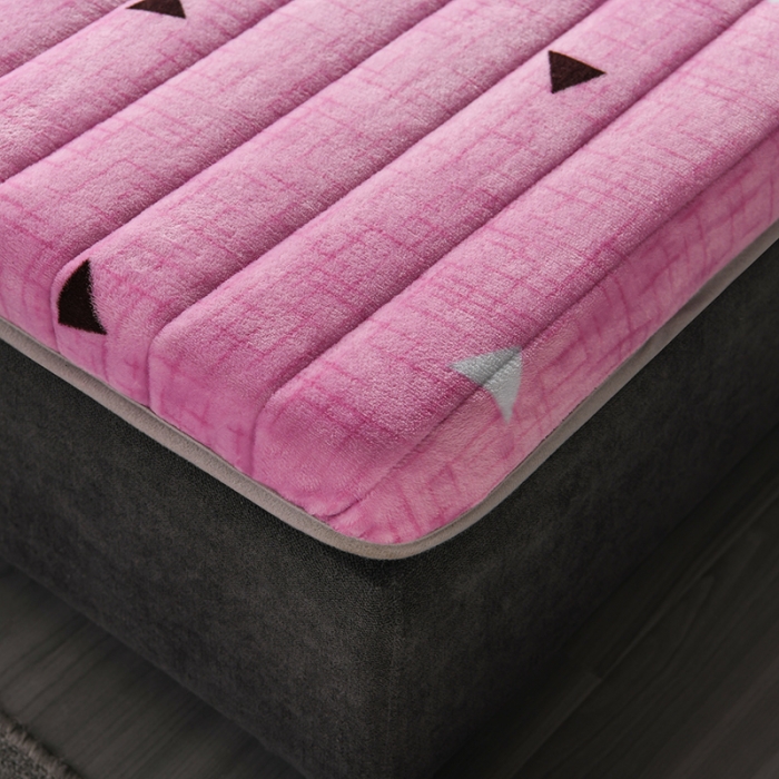 91家纺网 家纺一手货源 找家纺 富威堡 2023新款牛奶绒硬质棉床垫 一鹿为伴粉