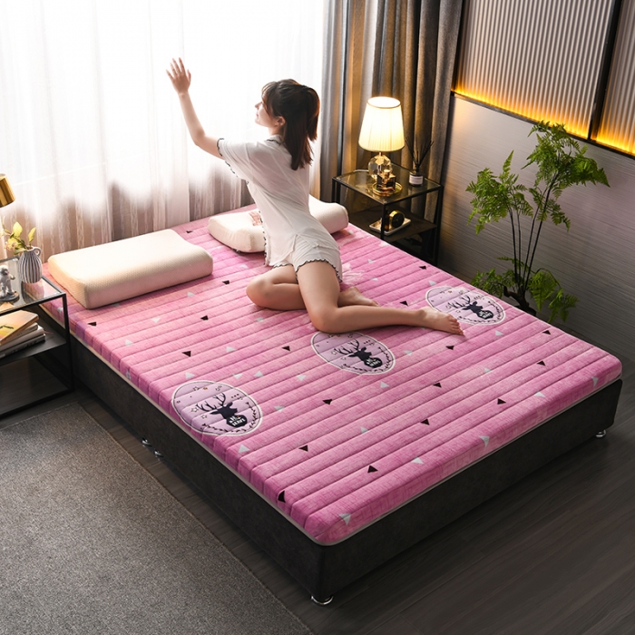 91家纺网 家纺一手货源 找家纺 富威堡 2023新款牛奶绒硬质棉床垫 一鹿为伴粉