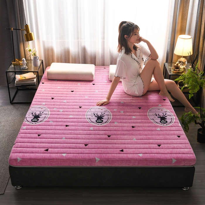 91家纺网 家纺一手货源 找家纺 富威堡 2023新款牛奶绒硬质棉床垫 一鹿为伴粉