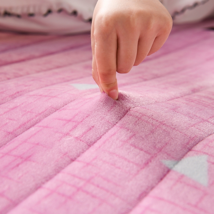 91家纺网 家纺一手货源 找家纺 富威堡 2023新款牛奶绒硬质棉床垫 一鹿为伴粉