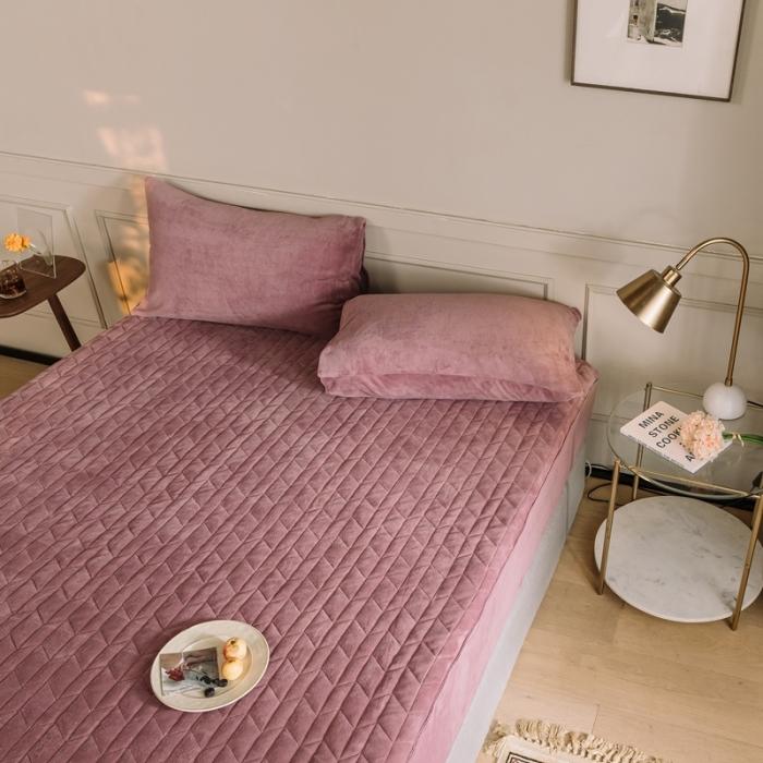 91家纺网 家纺一手货源 找家纺 法芙娜家纺  秋冬加厚牛奶绒夹棉床笠 吸湿排汗保暖 魅力紫