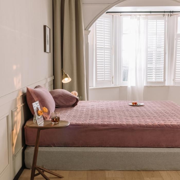 91家纺网 家纺一手货源 找家纺 法芙娜家纺  秋冬加厚牛奶绒夹棉床笠 吸湿排汗保暖 魅力紫