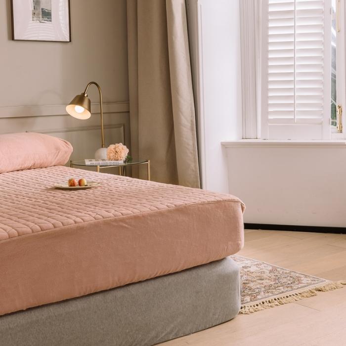 91家纺网 家纺一手货源 找家纺 法芙娜家纺 秋冬加厚牛奶绒夹棉床笠 吸湿排汗保暖 樱花粉