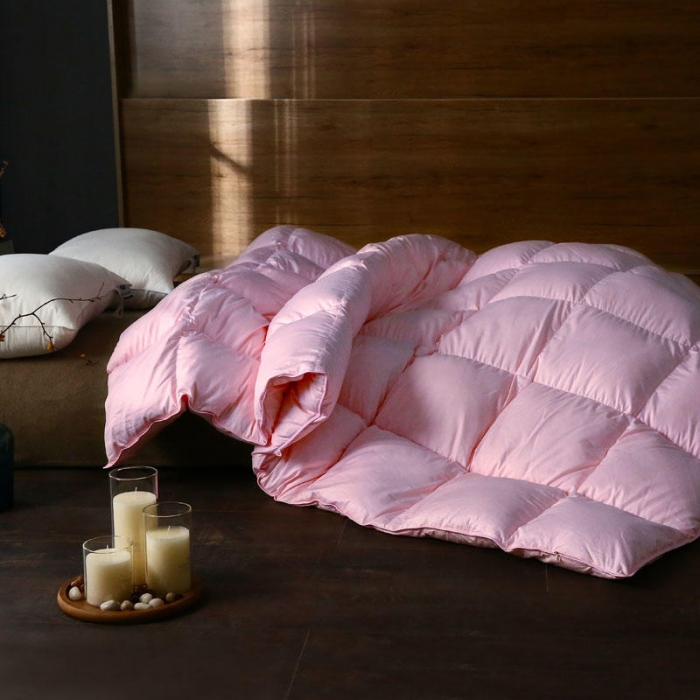 91家纺网 家纺一手货源 找家纺 俏企鹅 2025新款全棉单边羽绒被 樱花粉