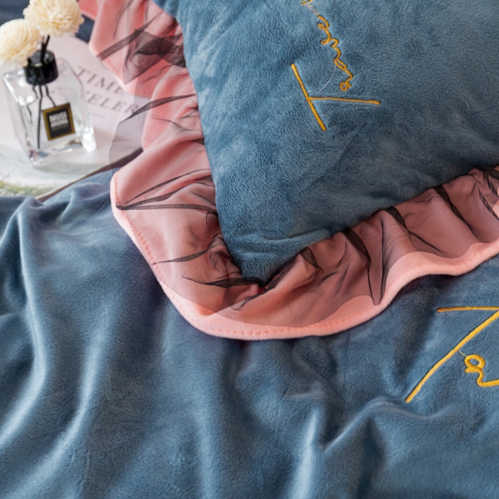 91家纺网 家纺一手货源 找家纺 蓝巢 2020新款水晶绒蕾丝边四件套 绒-宾利蓝浅粉