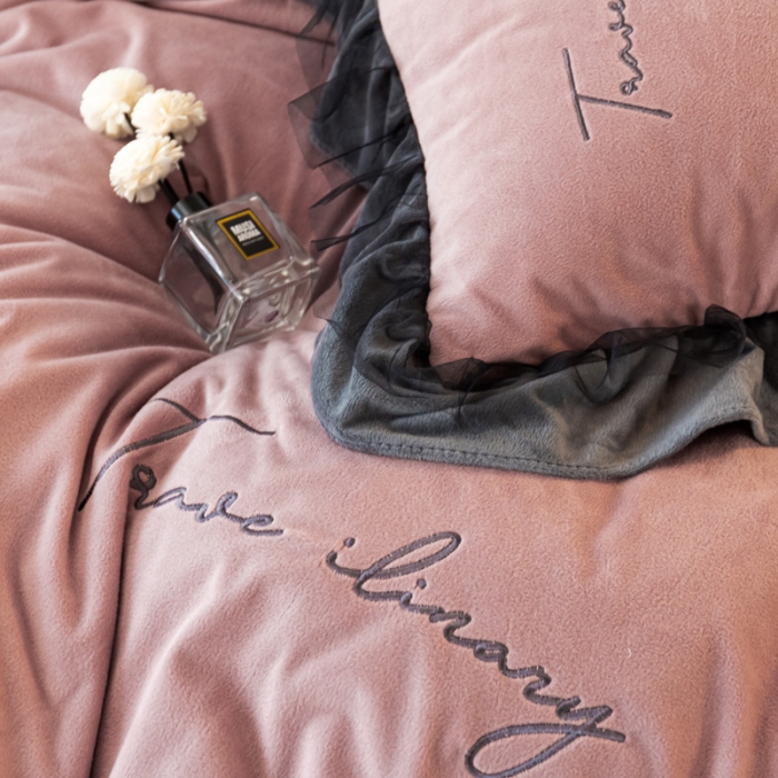 91家纺网 家纺一手货源 找家纺 蓝巢 2020新款水晶绒蕾丝边四件套 绒-豆沙深灰