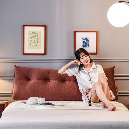 91家纺网 家纺一手货源 找家纺 一兰2020新款韩国绒立体三角靠垫床头大靠垫床上靠背条纹咖红