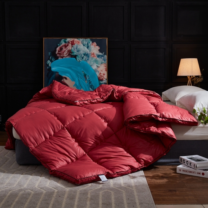 91家纺网 家纺一手货源 找家纺 啊雅家居 2025新款柔赛丝保暖立体羽丝绒冬被 酒红色