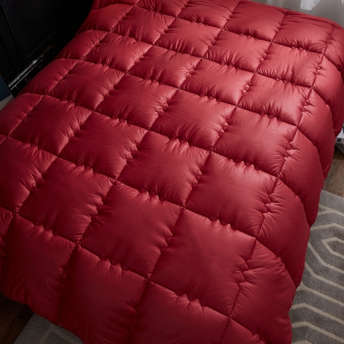 91家纺网 家纺一手货源 找家纺 啊雅家居 2025新款柔赛丝保暖立体羽丝绒冬被 酒红色