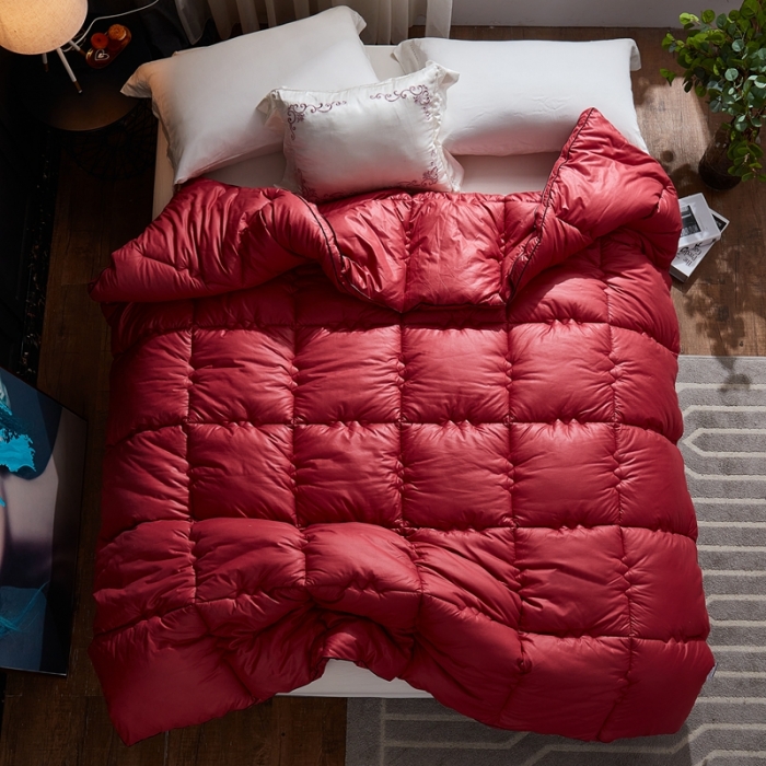 91家纺网 家纺一手货源 找家纺 啊雅家居 2025新款柔赛丝保暖立体羽丝绒冬被 酒红色