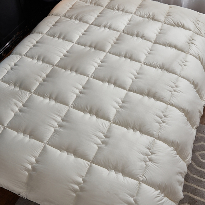 91家纺网 家纺一手货源 找家纺 啊雅家居 2025新款柔赛丝保暖立体羽丝绒冬被 米黄色