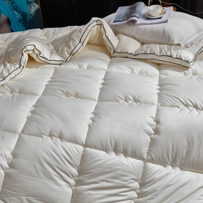 91家纺网 家纺一手货源 找家纺 啊雅家居 2025新款柔赛丝保暖立体羽丝绒冬被 米黄色