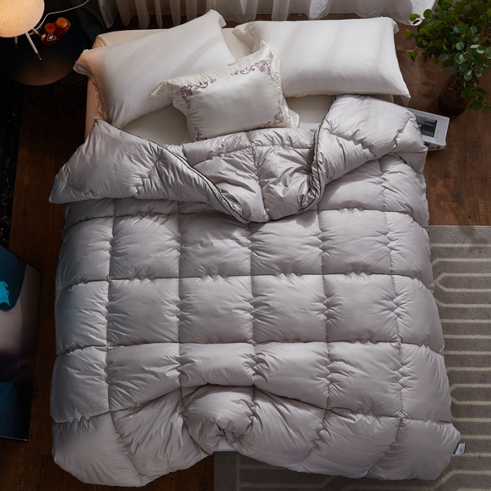 91家纺网 家纺一手货源 找家纺 啊雅家居 2025新款柔赛丝保暖立体羽丝绒冬被 银灰色