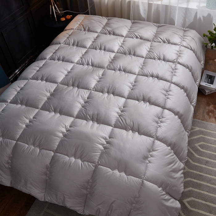 91家纺网 家纺一手货源 找家纺 啊雅家居 2025新款柔赛丝保暖立体羽丝绒冬被 银灰色