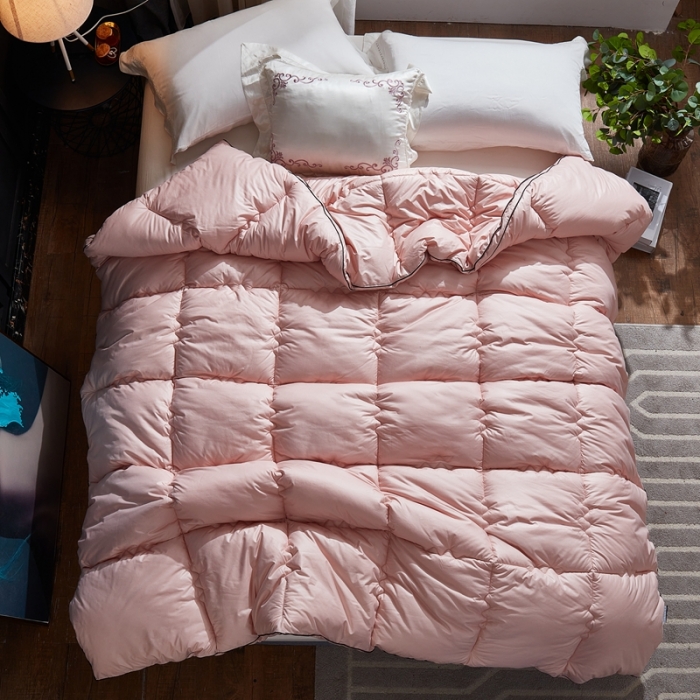 91家纺网 家纺一手货源 找家纺 啊雅家居 2025新款柔赛丝保暖立体羽丝绒冬被 玉色