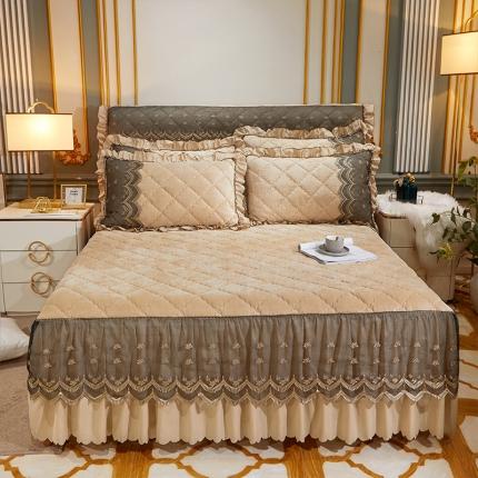 91家纺网 家纺一手货源 找家纺 情恒家纺 2025法莱绒贵族风范夹棉单床裙&amp;单被套 浅驼