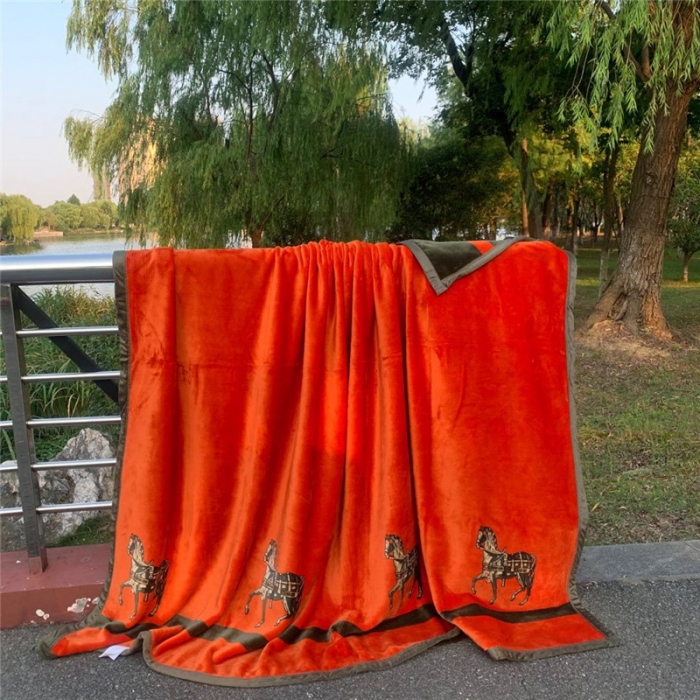 91家纺网 家纺一手货源 找家纺 卡奥2023新款AB版云貂绒法莱绒休闲盖毯沙发空调毯子玛尔亚