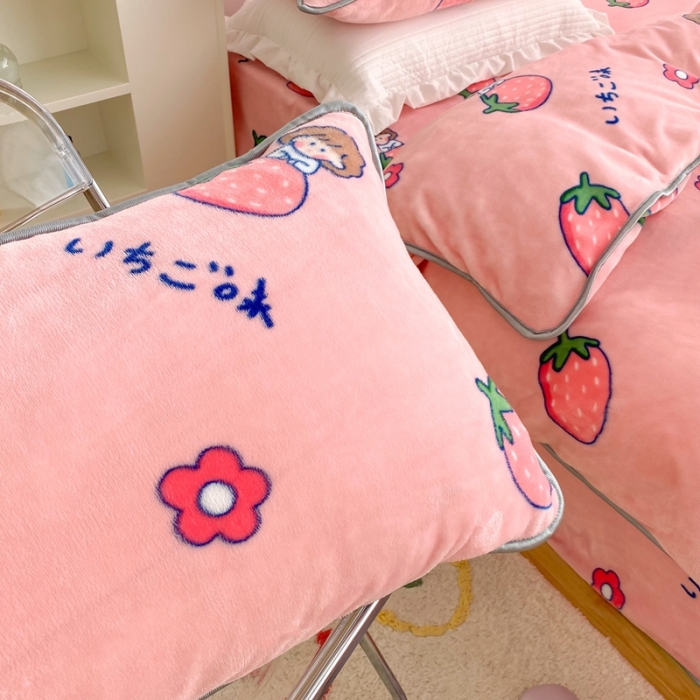 91家纺网 家纺一手货源 找家纺 顾里 2020新款韩国ins高端保暖牛奶绒套件 草莓女孩