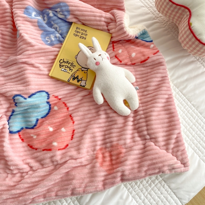 91家纺网 家纺一手货源 找家纺 顾里 新款ins网红少女心温暖牌魔法牛奶绒毛毯 甜心草莓