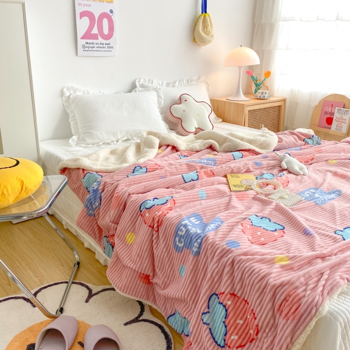 91家纺网 家纺一手货源 找家纺 顾里 新款ins网红少女心温暖牌魔法牛奶绒毛毯 甜心草莓