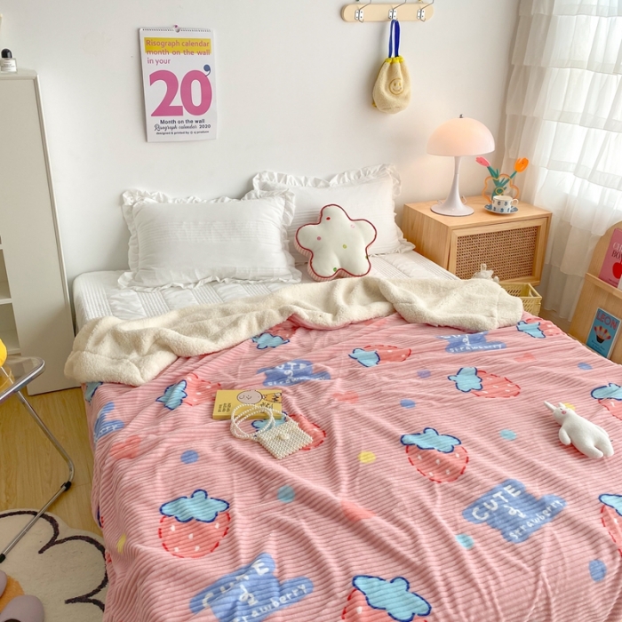 91家纺网 家纺一手货源 找家纺 顾里 新款ins网红少女心温暖牌魔法牛奶绒毛毯 甜心草莓