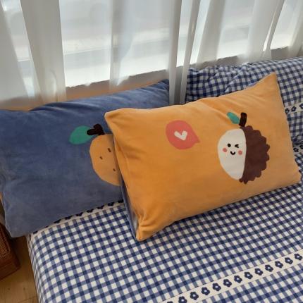 91家纺网 家纺一手货源 找家纺 三朵2020新款大版牛奶绒枕套/对 快乐家族