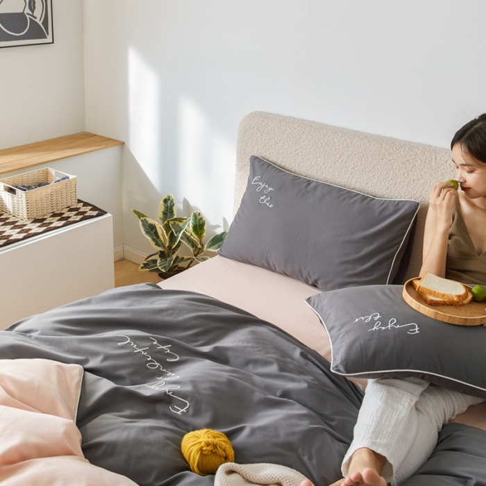 91家纺网 家纺一手货源 找家纺 优然居2020新款100支婴儿暖绒棉轻奢风刺绣四件套 轻奢粉灰