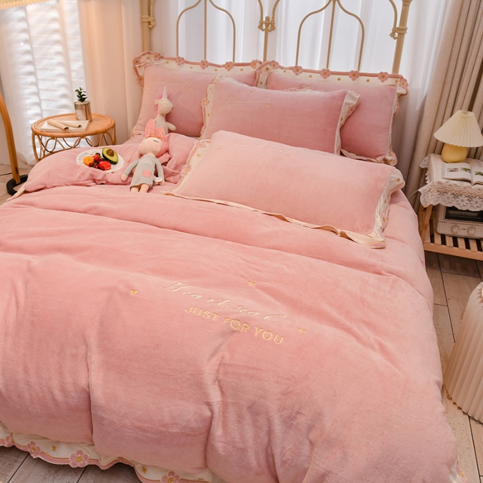 91家纺网 家纺一手货源 找家纺 （总）安妮 2022新款朵拉牛奶绒刺绣四件套