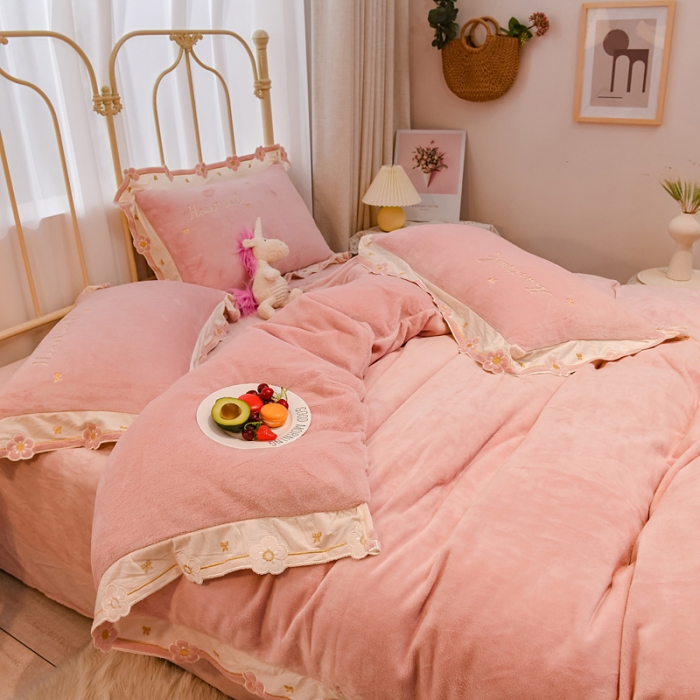 91家纺网 家纺一手货源 找家纺 （总）安妮 2022新款朵拉牛奶绒刺绣四件套