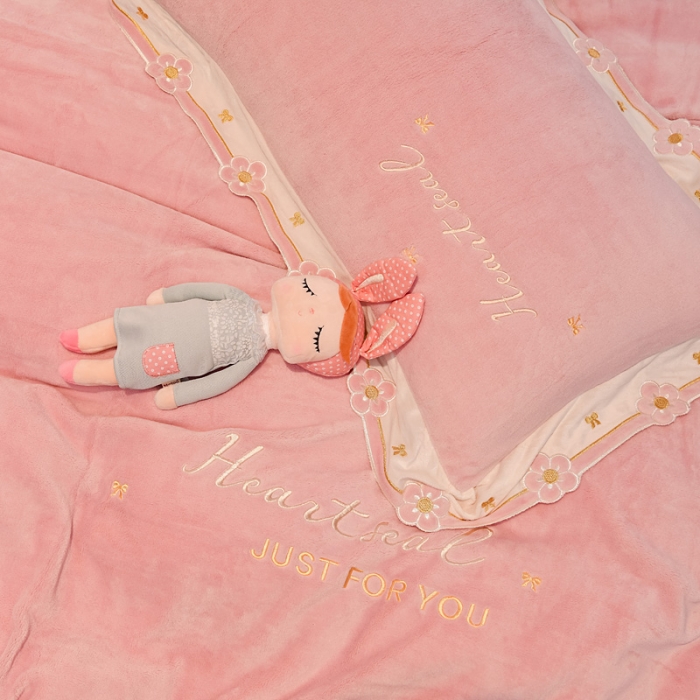 91家纺网 家纺一手货源 找家纺 （总）安妮 2022新款朵拉牛奶绒刺绣四件套