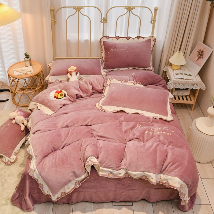 91家纺网 家纺一手货源 找家纺 安妮 2022新款朵拉牛奶绒刺绣四件套 豆沙粉