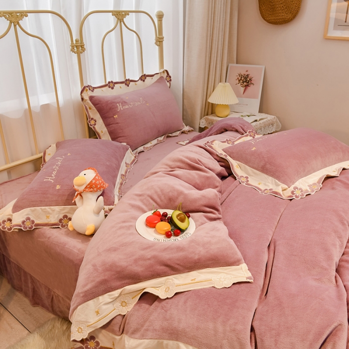 91家纺网 家纺一手货源 找家纺 安妮 2022新款朵拉牛奶绒刺绣四件套 豆沙粉