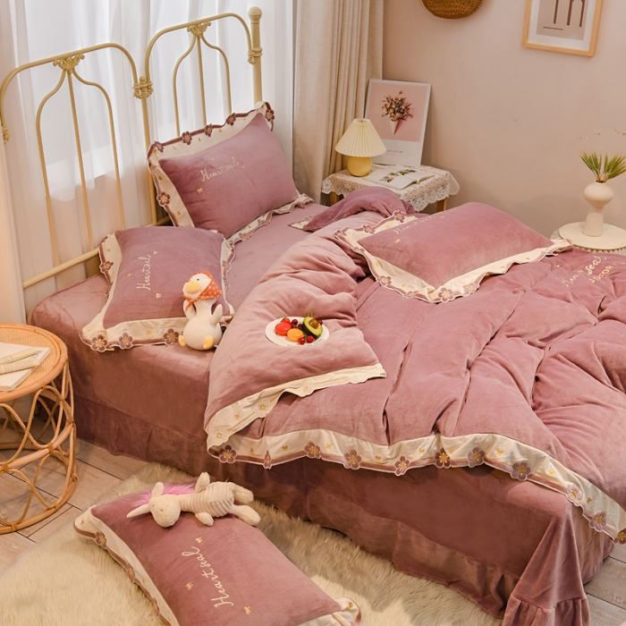 91家纺网 家纺一手货源 找家纺 安妮 2022新款朵拉牛奶绒刺绣四件套 豆沙粉