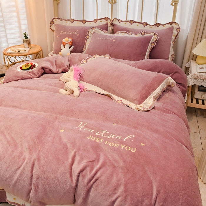 91家纺网 家纺一手货源 找家纺 安妮 2022新款朵拉牛奶绒刺绣四件套 豆沙粉