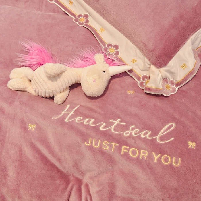 91家纺网 家纺一手货源 找家纺 安妮 2022新款朵拉牛奶绒刺绣四件套 豆沙粉