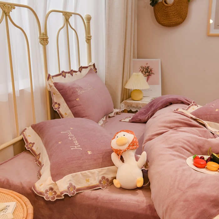 91家纺网 家纺一手货源 找家纺 安妮 2022新款朵拉牛奶绒刺绣四件套 豆沙粉