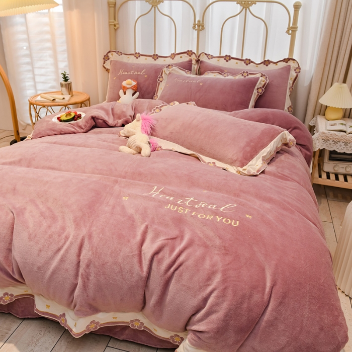 91家纺网 家纺一手货源 找家纺 安妮 2022新款朵拉牛奶绒刺绣四件套 豆沙粉