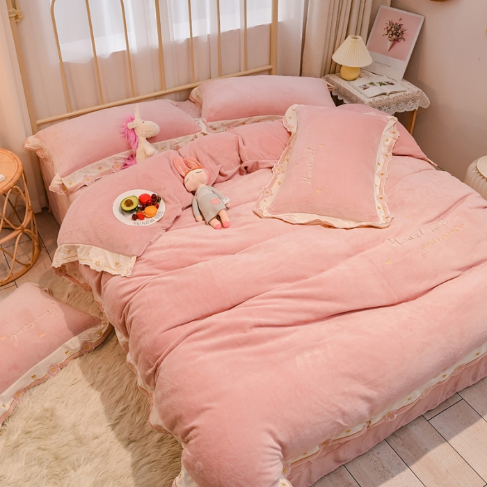 91家纺网 家纺一手货源 找家纺 安妮 2022新款朵拉牛奶绒刺绣四件套 粉色