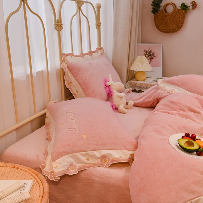 91家纺网 家纺一手货源 找家纺 安妮 2022新款朵拉牛奶绒刺绣四件套 粉色