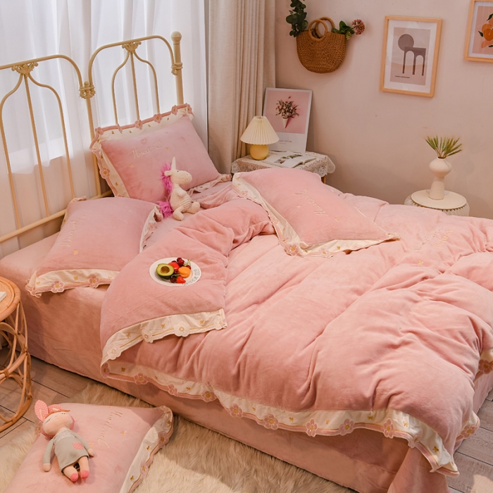 91家纺网 家纺一手货源 找家纺 安妮 2022新款朵拉牛奶绒刺绣四件套 粉色