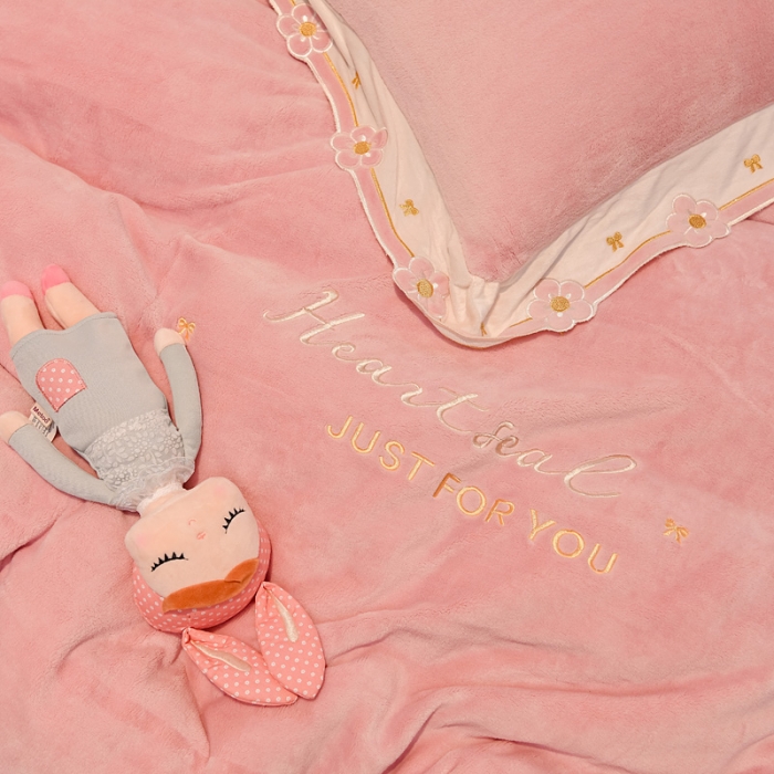 91家纺网 家纺一手货源 找家纺 安妮 2022新款朵拉牛奶绒刺绣四件套 粉色